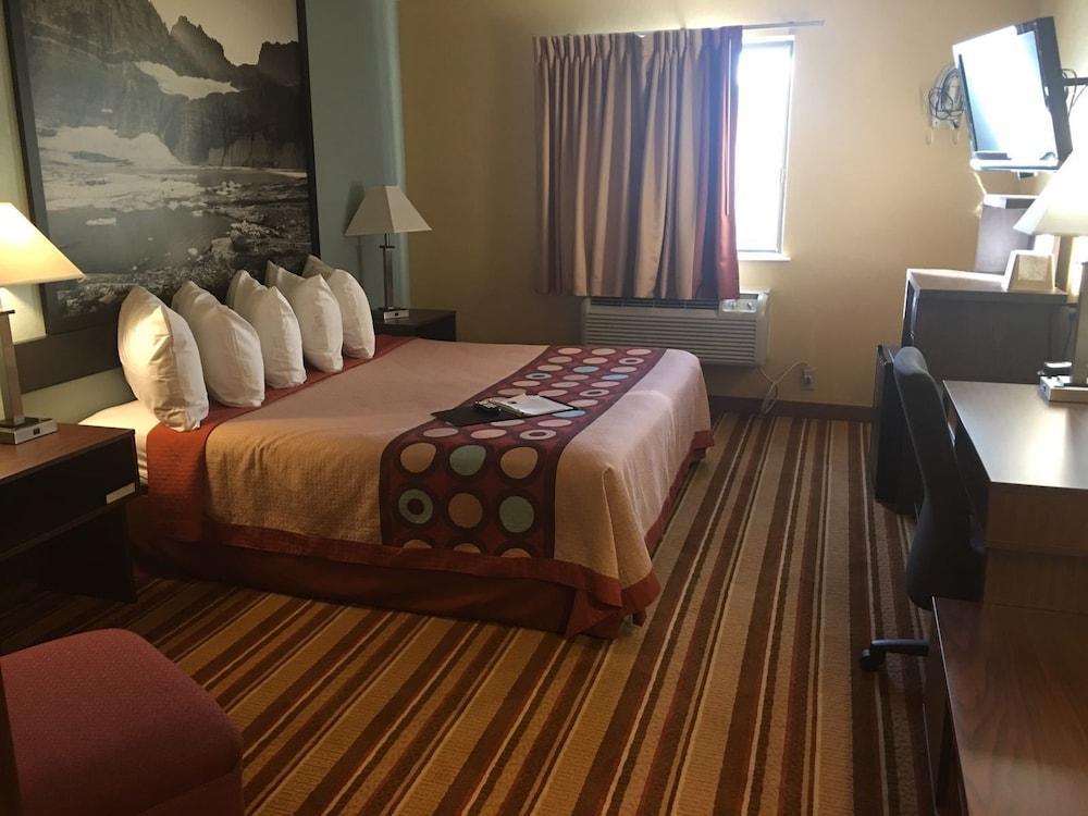 Super 8 By Wyndham Helena Motel Bagian luar foto