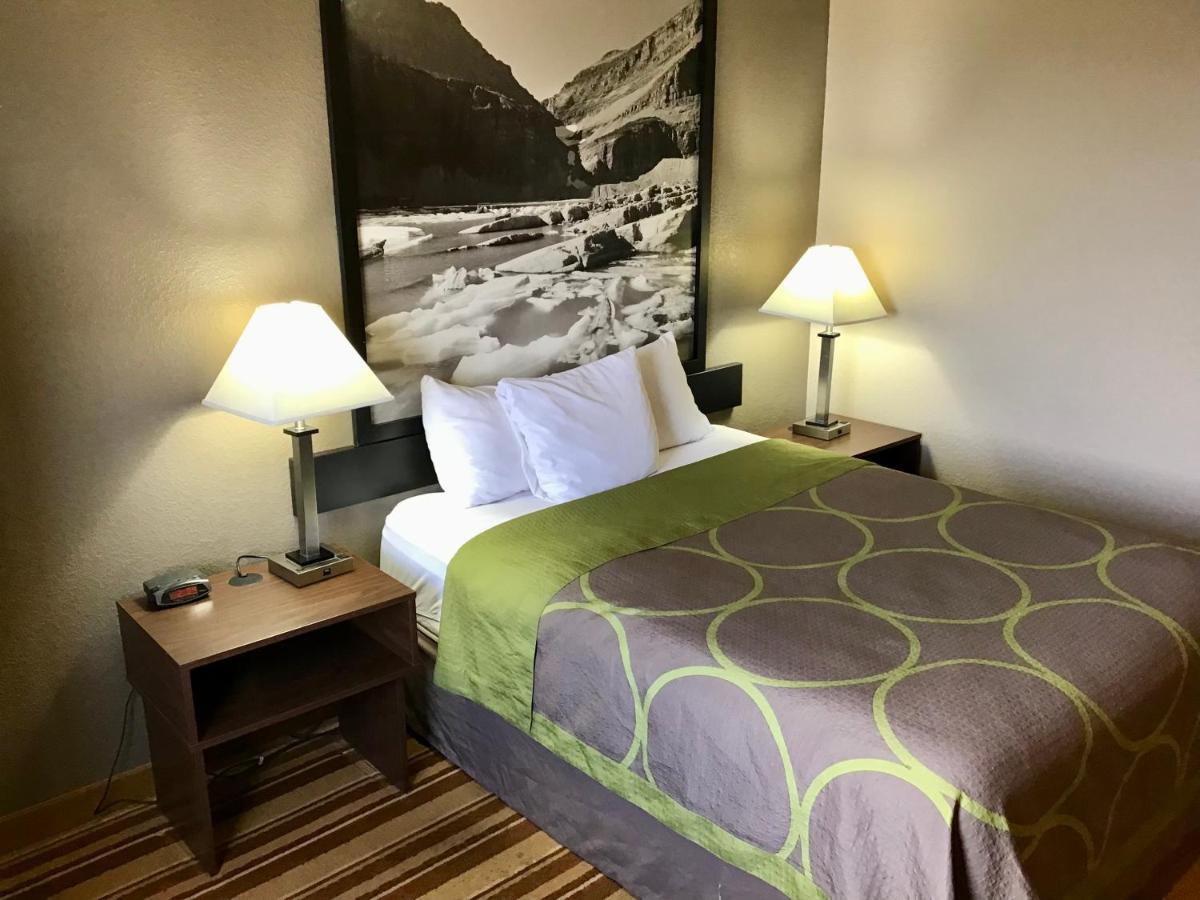 Super 8 By Wyndham Helena Motel Bagian luar foto