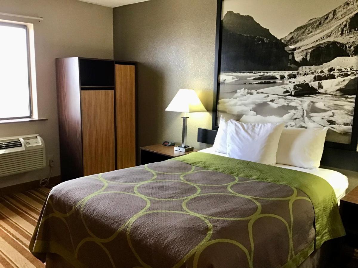 Super 8 By Wyndham Helena Motel Bagian luar foto