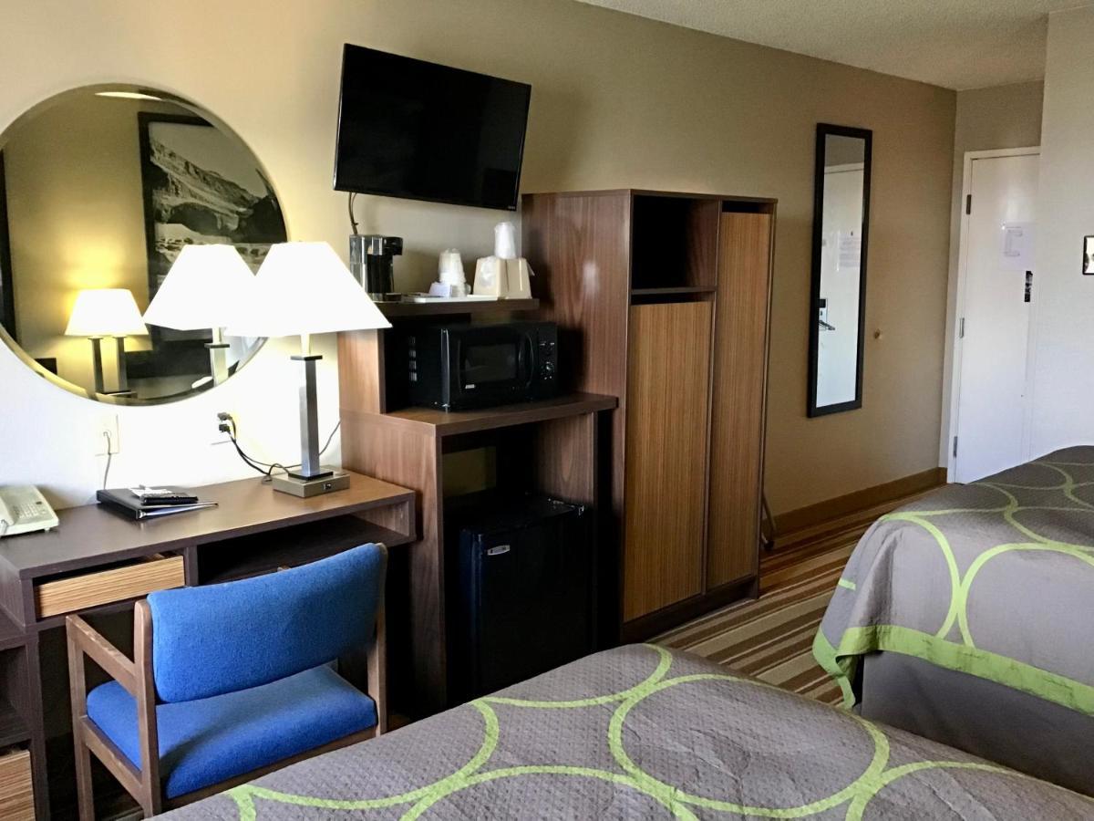 Super 8 By Wyndham Helena Motel Bagian luar foto