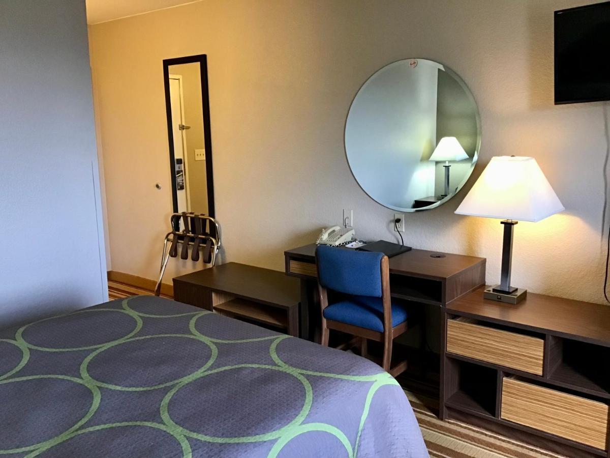 Super 8 By Wyndham Helena Motel Bagian luar foto