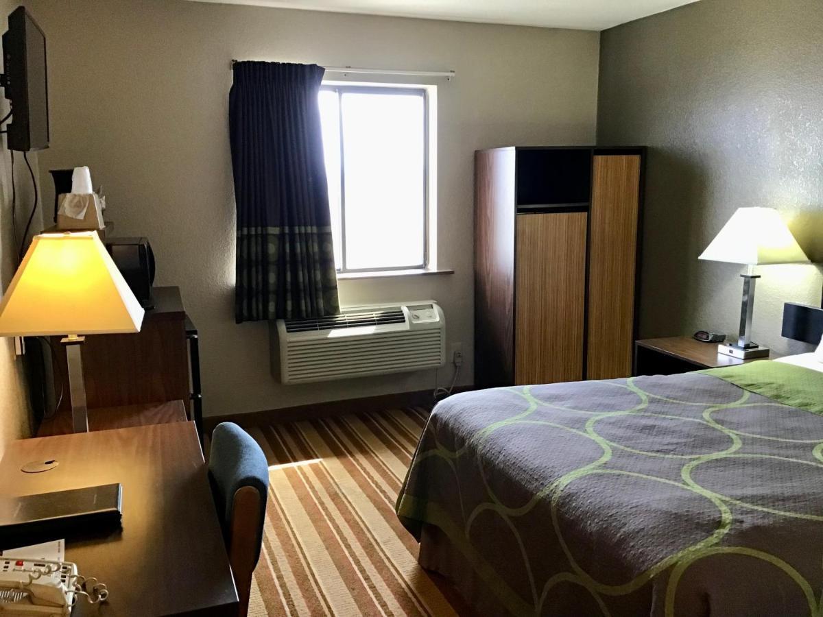Super 8 By Wyndham Helena Motel Bagian luar foto