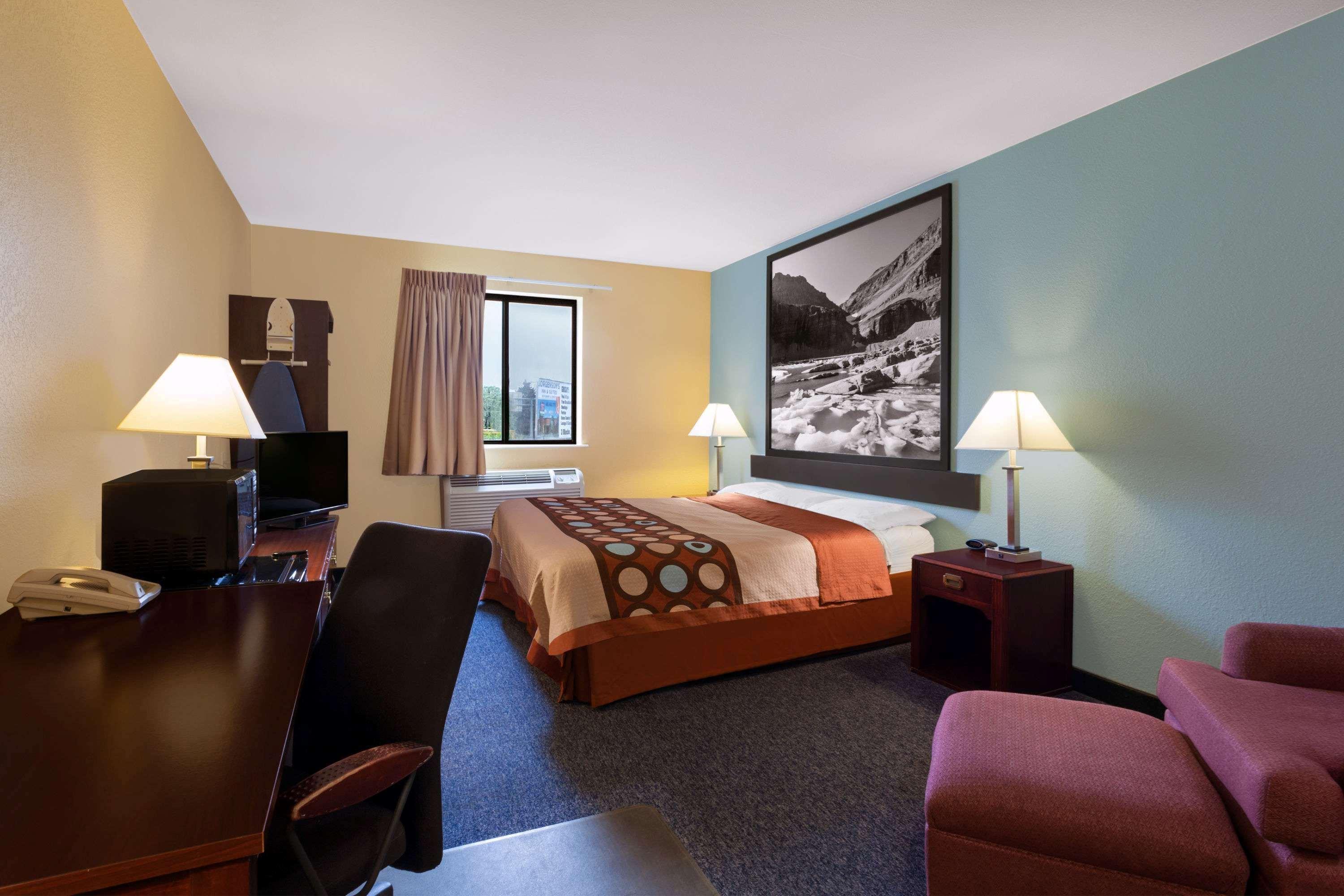 Super 8 By Wyndham Helena Motel Bagian luar foto