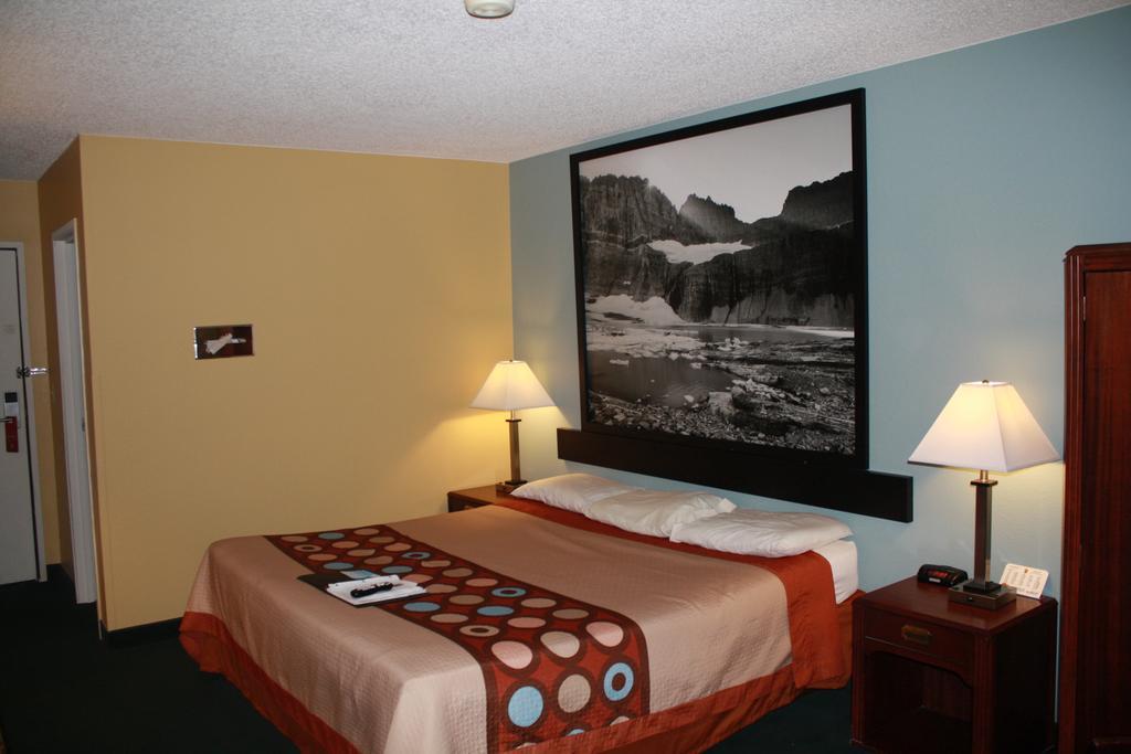 Super 8 By Wyndham Helena Motel Bagian luar foto