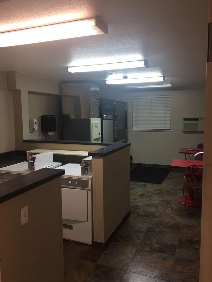 Super 8 By Wyndham Helena Motel Bagian luar foto