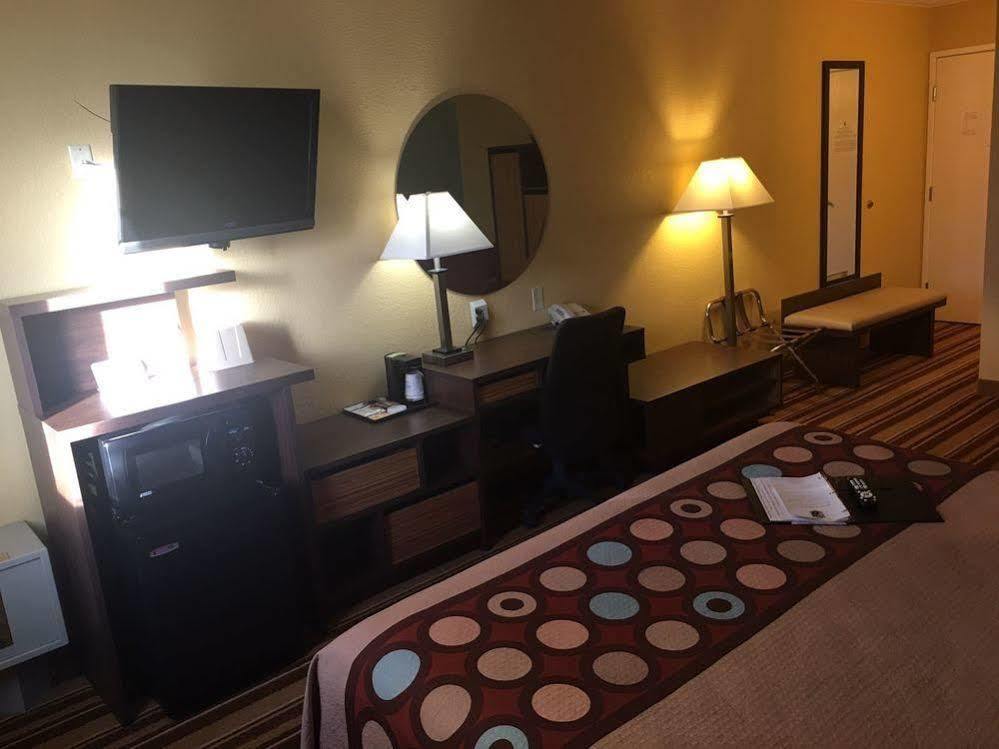 Super 8 By Wyndham Helena Motel Bagian luar foto