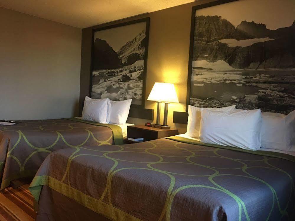 Super 8 By Wyndham Helena Motel Bagian luar foto