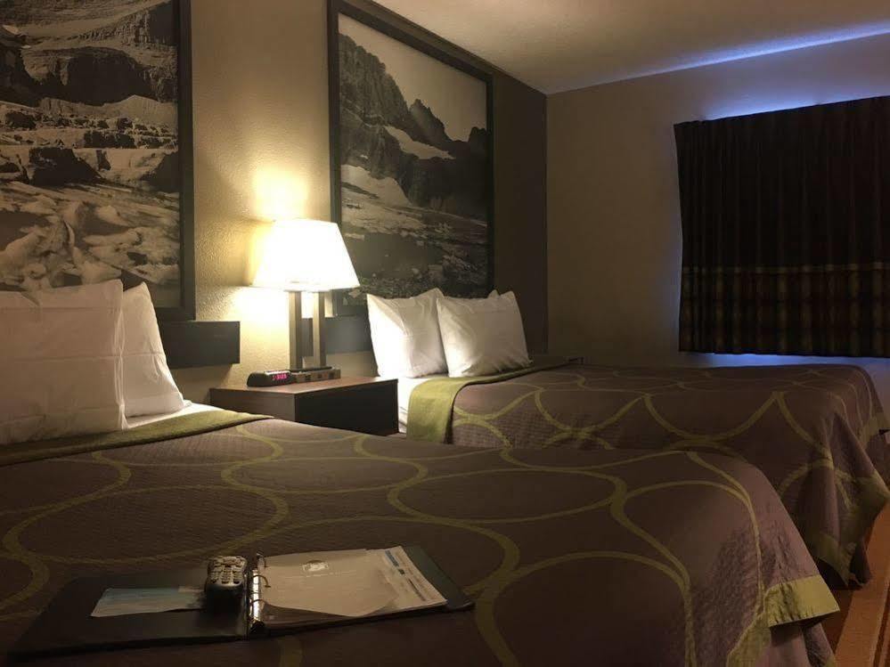 Super 8 By Wyndham Helena Motel Bagian luar foto