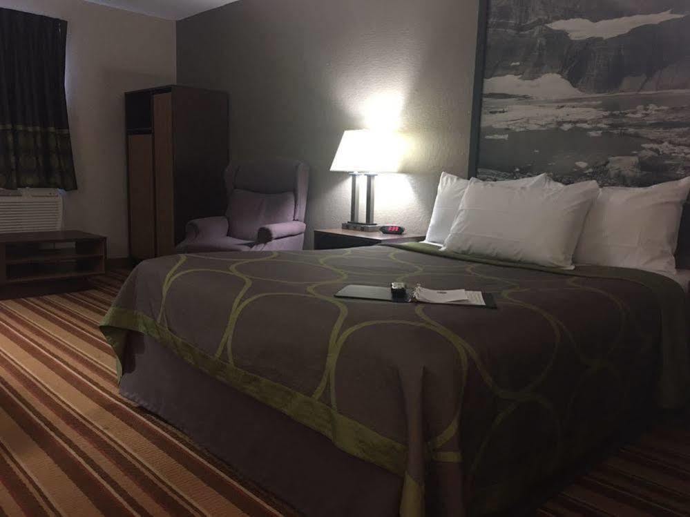 Super 8 By Wyndham Helena Motel Bagian luar foto