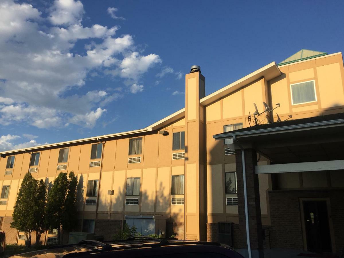 Super 8 By Wyndham Helena Motel Bagian luar foto