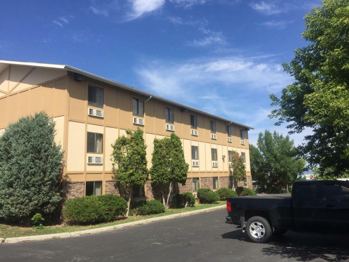 Super 8 By Wyndham Helena Motel Bagian luar foto